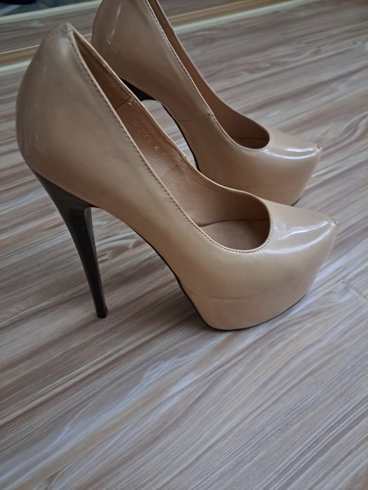 Туфли  новые,  цвет  бежевый,