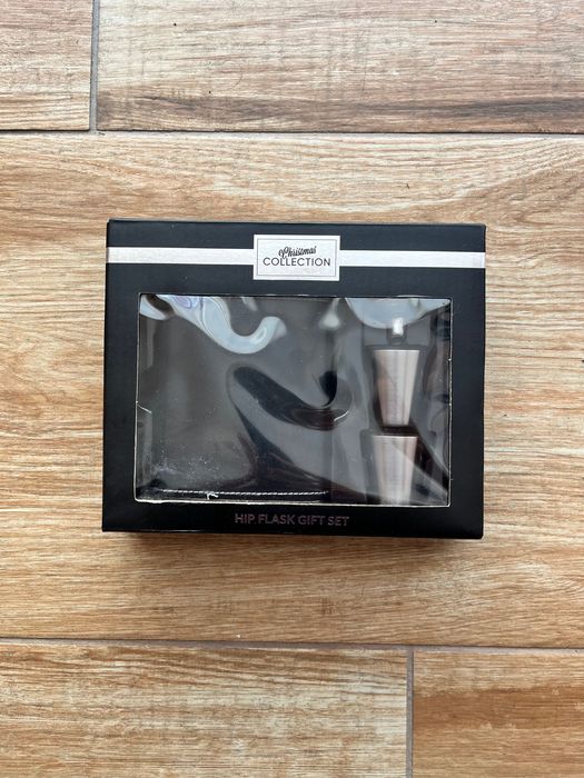 Подаръчен комплект от манерка, 2 чаши и фуния в кутия