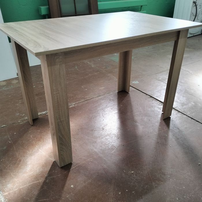 Стол обеденный .