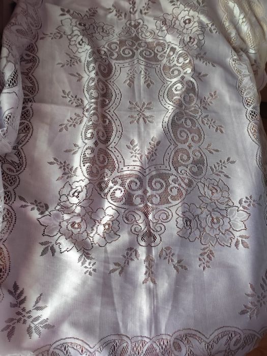 Бяла покривка с орнаменти