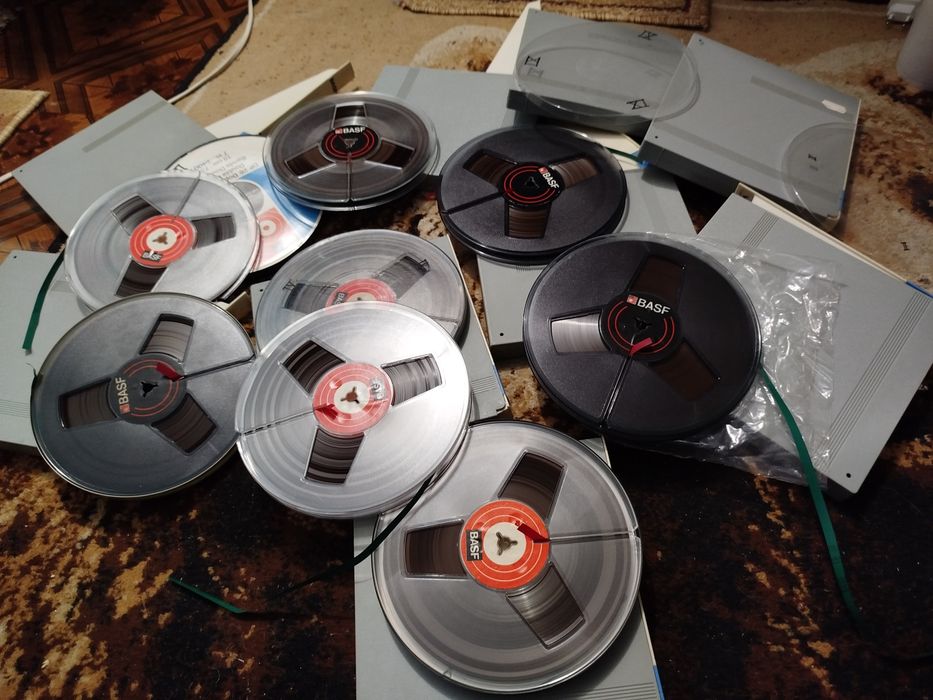 Lot  10 Benzi magnetofon Basf