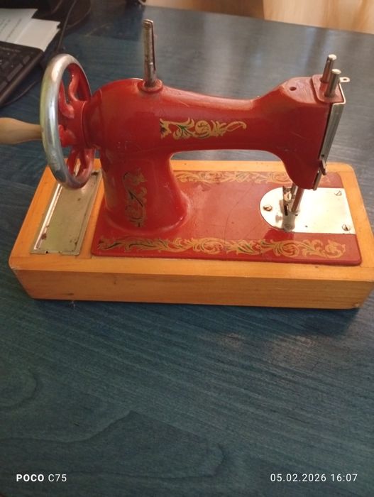 Детская швейная машинка