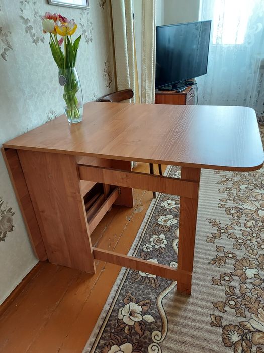 Стол кухонный и 3 табуретки