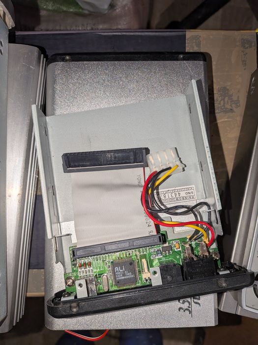 Vând  4 carcase externe din aluminiu pentru hard disk-uri