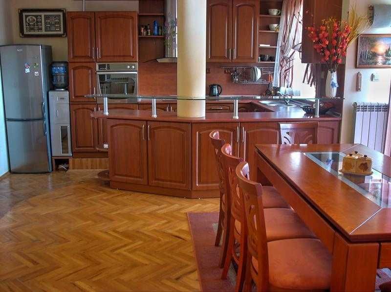 Дава се под наем Къща в Бургас, Ветрен - 240 кв.м за 1000 € - Снимка #2