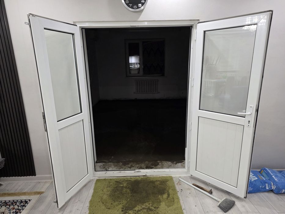 Пластиковая дверь