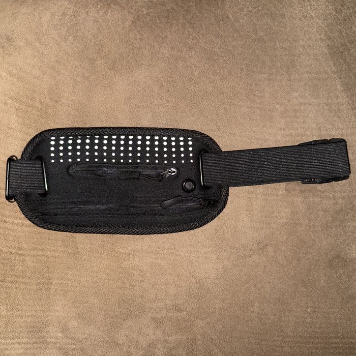 Спортен колан с ластик и две отделения с ципове.