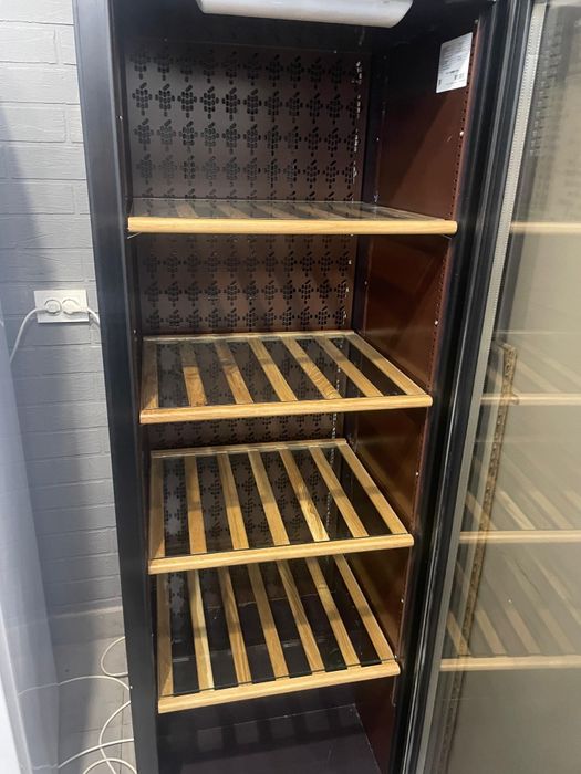 Холодильник витринный стильный