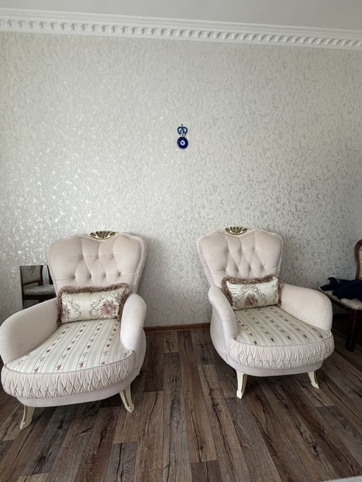 Продам диван с двумя креслами