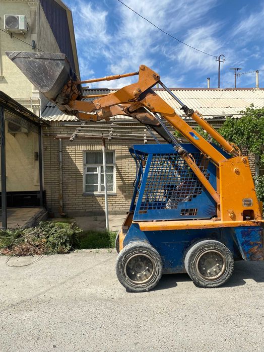 Мини-погрузчик с ковшом в рабочем состоянии