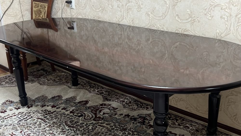 Стол для гостей с 6 стульями.