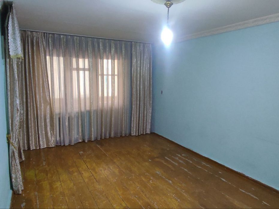 Сручна уй сотилади 
Хоналар сони 2 та
Каватлиги 2- кават 
Балкон 2х6