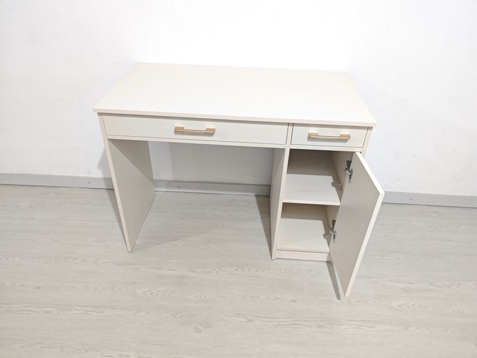 Письменные столы для школьников и взрослых.