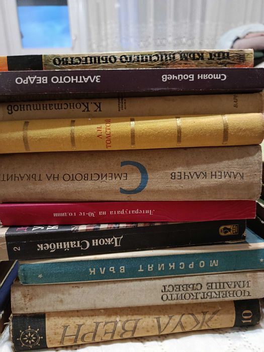 Книги от български автори и чуждестранни.