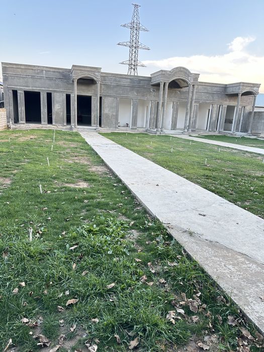 Uy sotliadi 12 sotih 7 hona yangi qurilgan pishkan gishdan 180 kvadrad