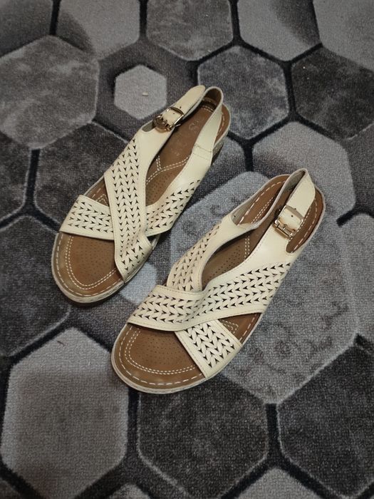 Продам  женские сандалии