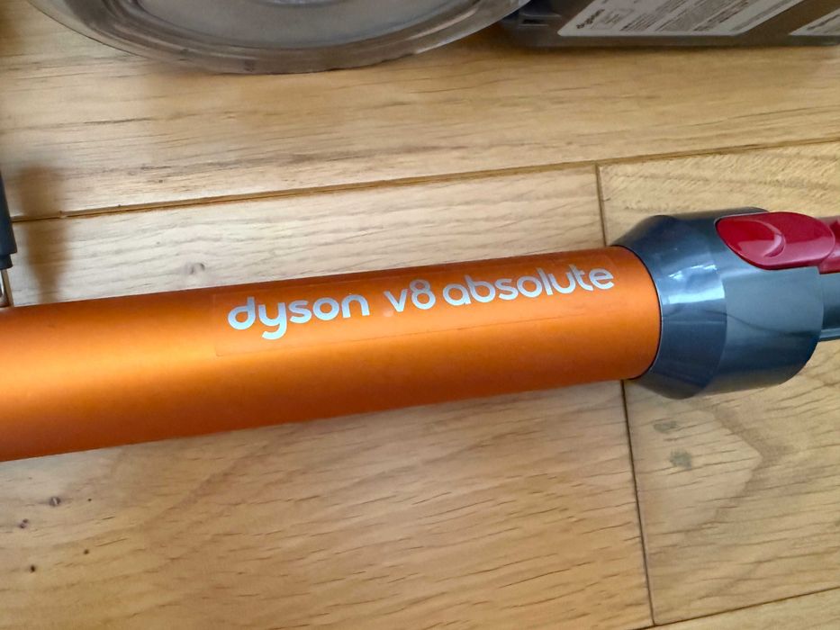 Dyson V8 Absolute (SV10) – Безкабелна прахосмукачка (За части/ремонт) + аксесоари