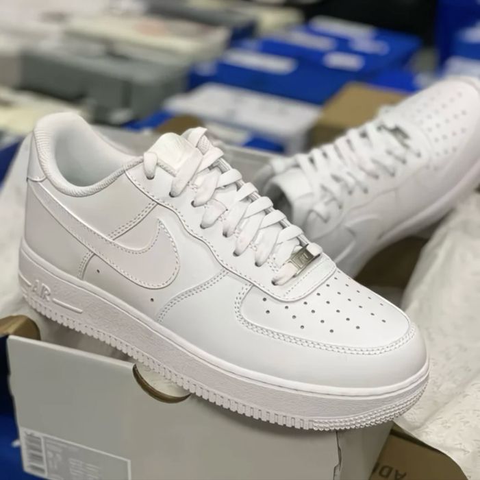 Продам женские кроссовки