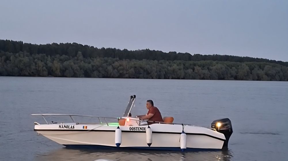 Barcă cu motor Mercury 40/60 CP + peridoc. Schimb cu barcă cabinată.