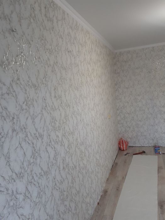 Поклейка обоев и галтели.