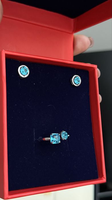 Серебрянные серьги гвоздики и кольцо.