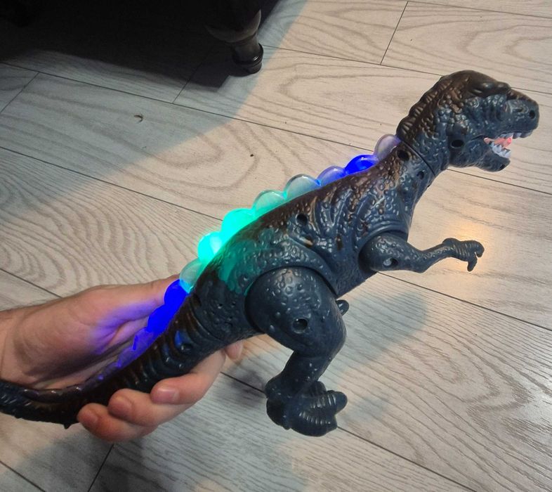 Dinozauri 100+ bucati. Cei mari functioneaza pe baterii