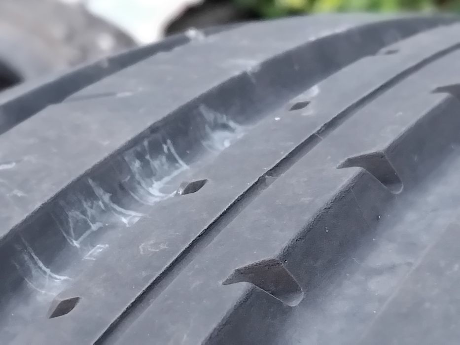 Гуми 215 55 18 Тоьо Toyo 2 броя - нов внос. Като нови. Ако случайно не можем да се свържем по телефона, пишете на лично съобщение.