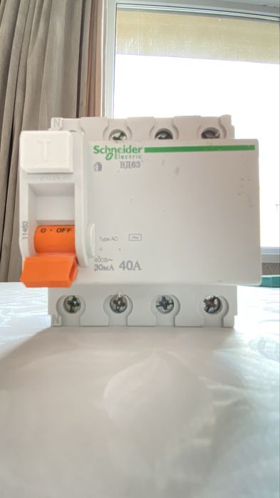Дифф.выкл.нагрузки (диффавтомат) SCHNEIDER 4Р 40А 30мА ВД63 рабочий