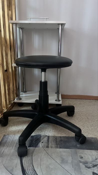 Продам кушетку, стул мастера, помощник