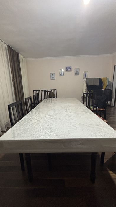 Стол жане стулья сатылады. Продаются стол и стулья.