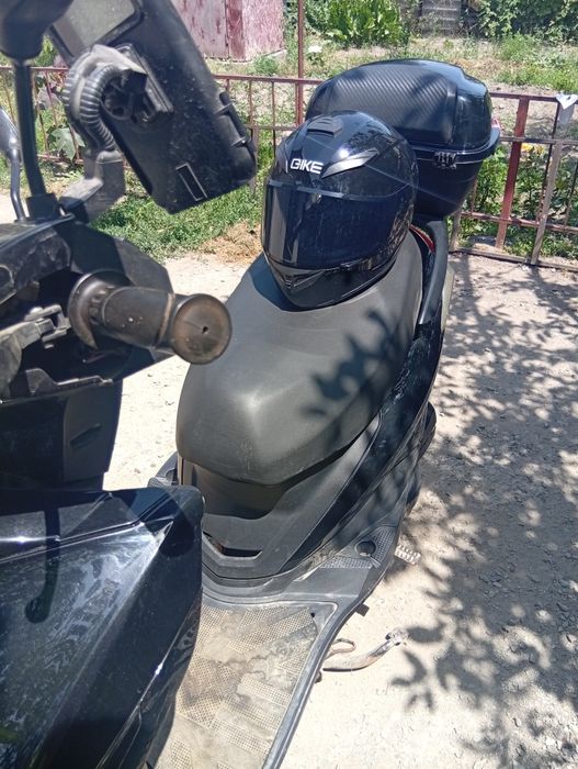 Продаю мопед м8 подарок шлем