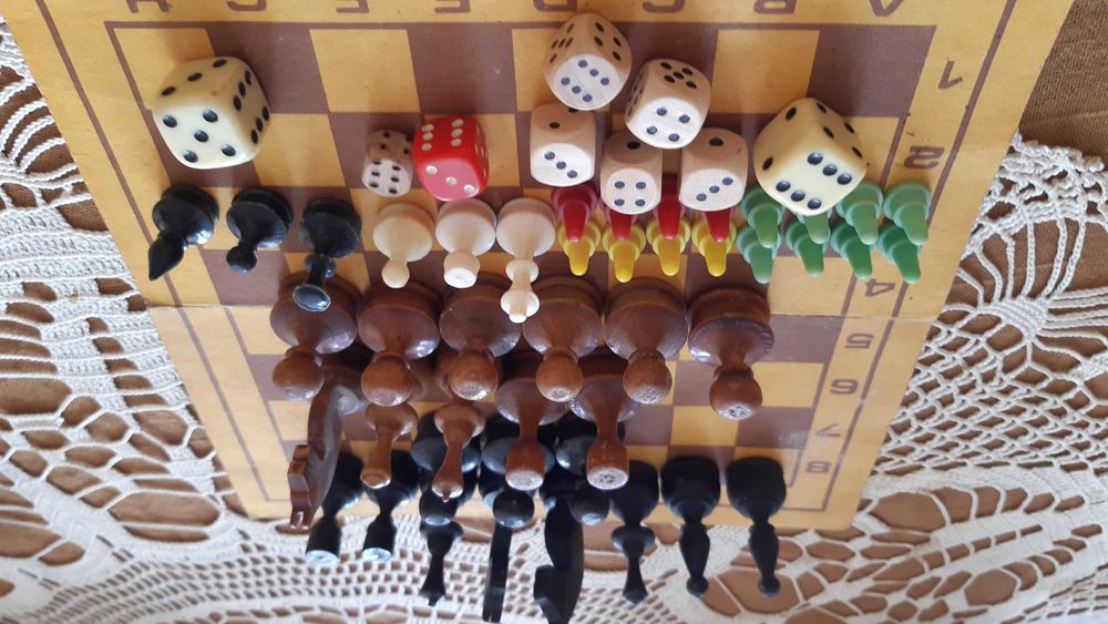 Фигури пулове зарове шах и  Табли  25/12 см 21/11 см 20/10см