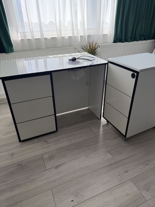 Vând masă de manichiură realizată pe comandă, ideală pentru un salon modern și elegant.