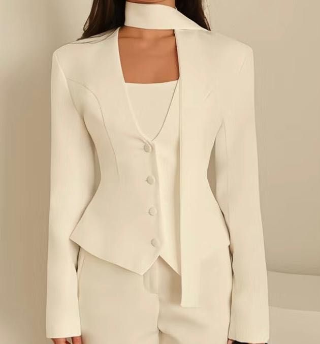 белый костюм новый