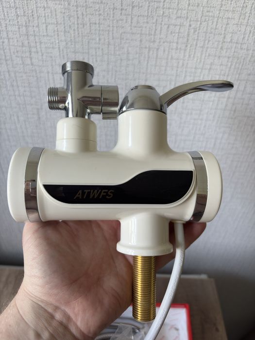 Продам сместитель водонагреватель для ванной или кухни