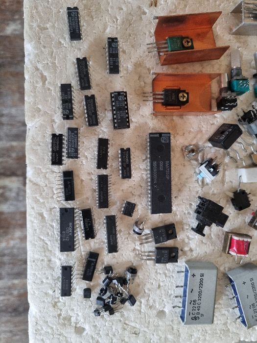 Pachet dif piese, componente, Integrate, etc. Perfecta stare.