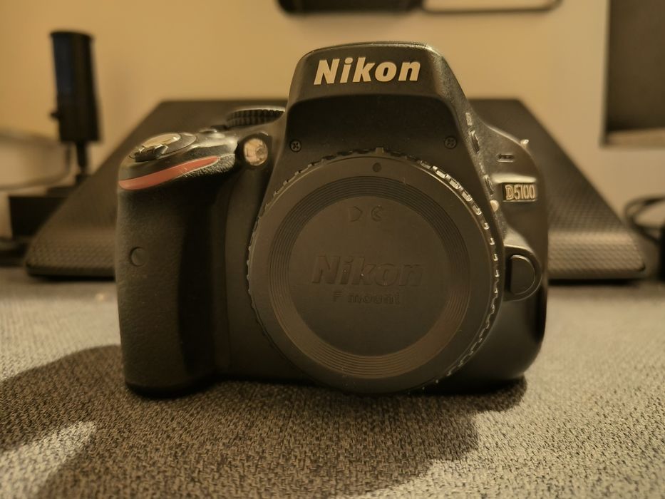 Nikon D5100 + obiectiv 18–55mm VR