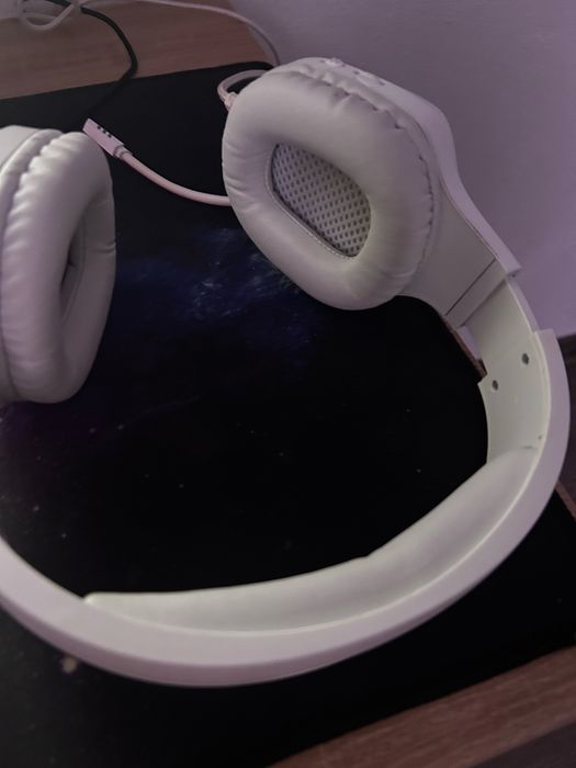 Salutare, vand set complect de gaming.
