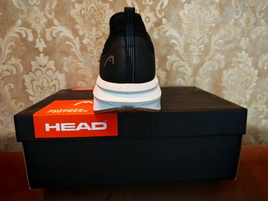 Adidași noi cu eticheta