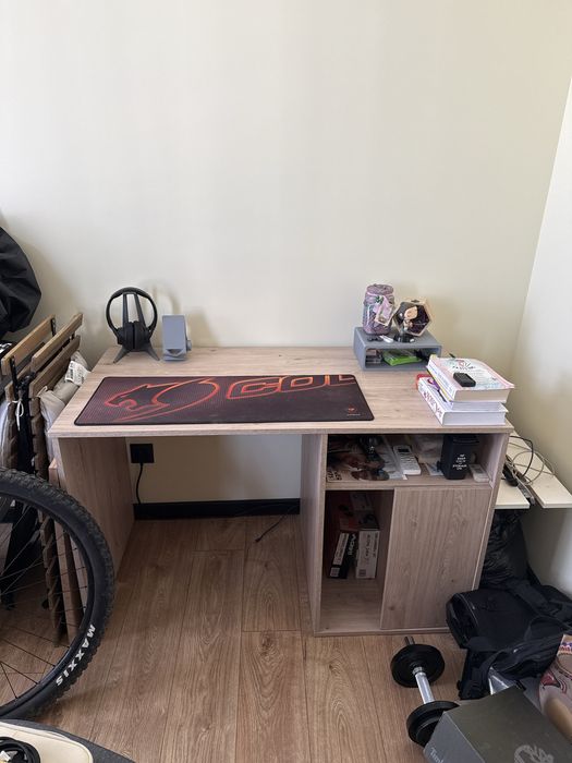 Бюро за учене или компютър