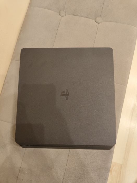 Продавам ps4 с външна памет,2джойстика,7игри