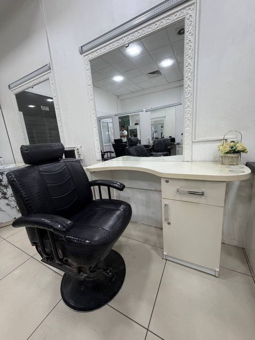 Go’zallik saloni uchun kreslo va stol. Кресла и рабочий стол.