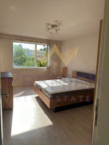 Дава се под наем Тристаен апартамент в Варна, Бриз - 135 кв.м за 1200 € - Снимка #4