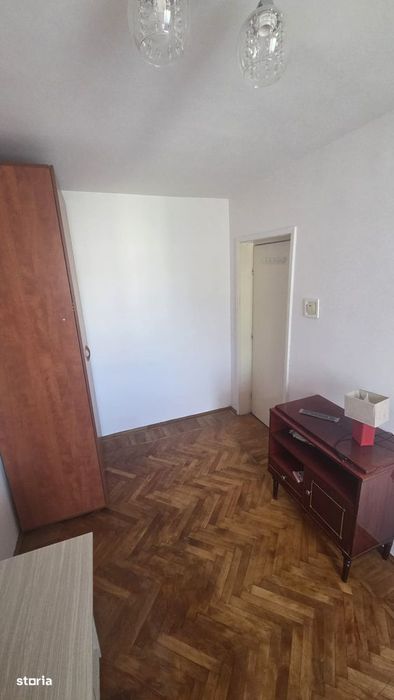 Apartament 3 camere, balcon, etaj 4, Târgoviște