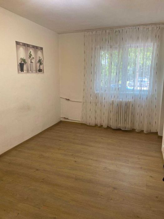 Vand garsoniera str Podului la parter