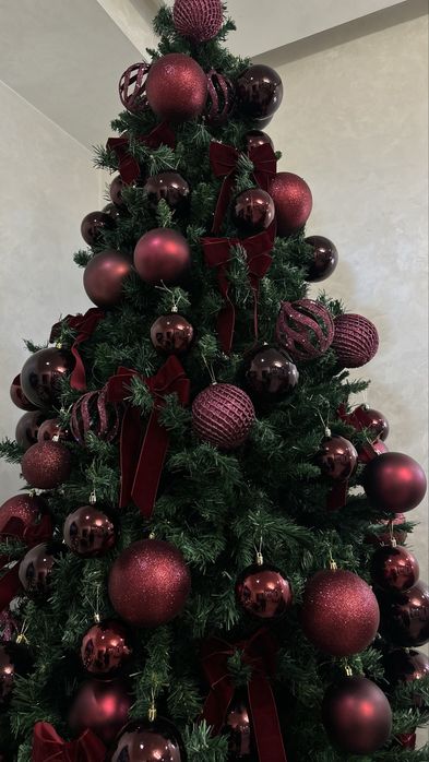 Авторская елочка,высота 2,80 м оформлена шары и банты