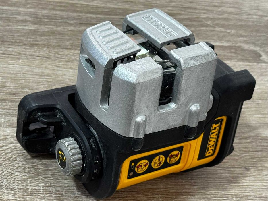Линеен лазерен нивелир DEWALT DW089K