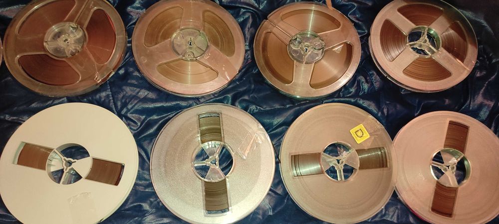 10 role rola magnetofon cu banda 
diametrul la rola 15 cm = 150 RON