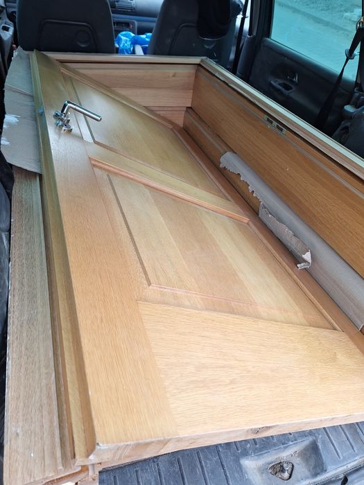 Usi cu toc de stejar