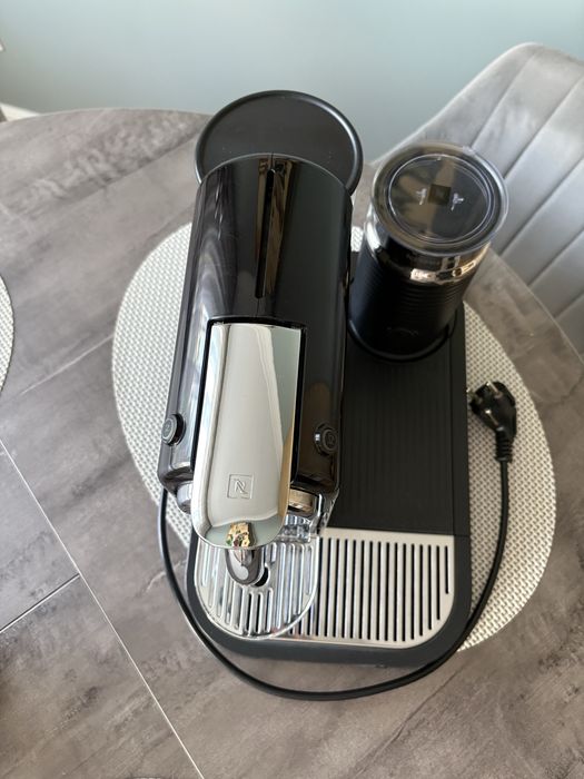 Кафемашина Nespresso + каничка за мляко